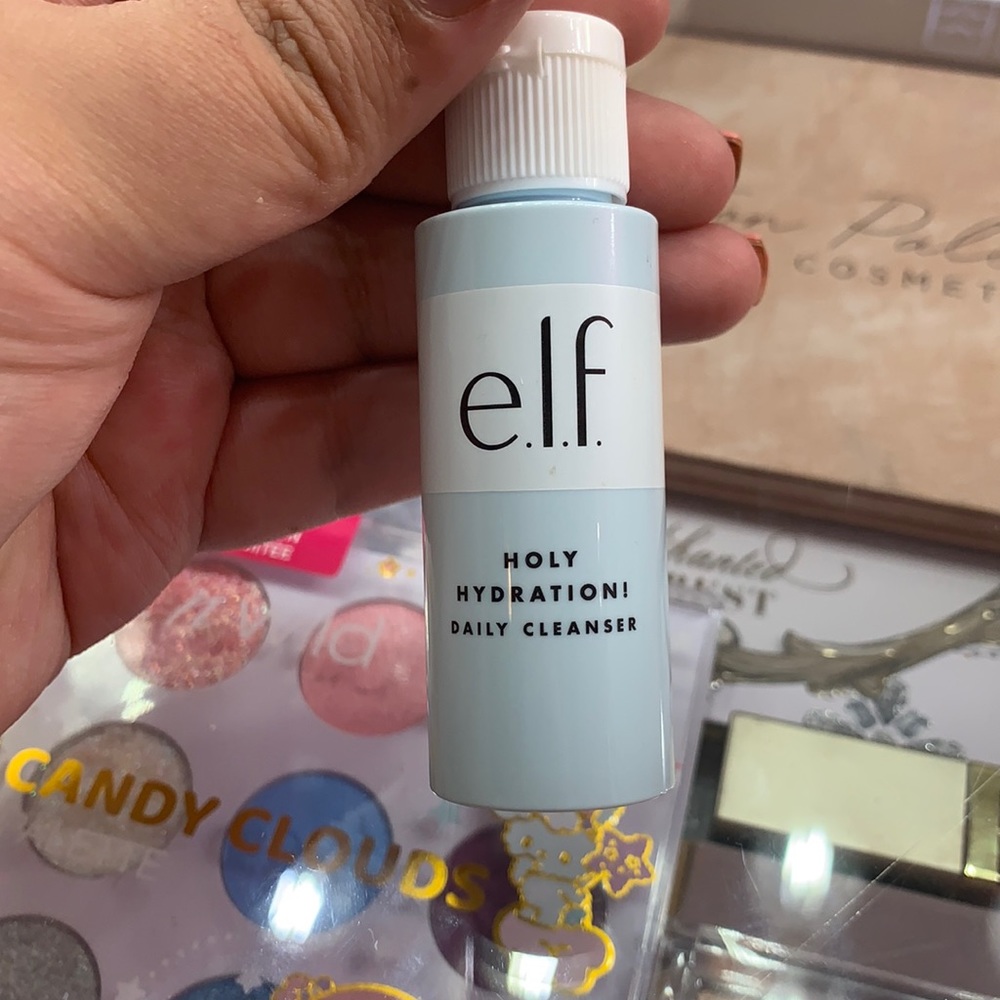 Mini size holy hydration cleanser elf